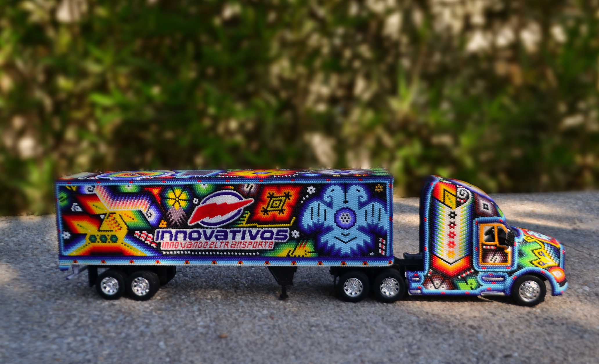 Anhänger mit inovativos-Logo