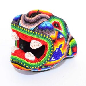Cabeza de jaguar intervenida con arte huichol