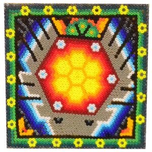 Cuadro forrado de chaquira con motivos de arte Wixarika