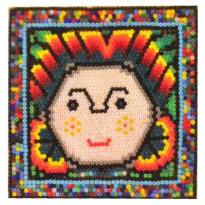 Cuadro forrado de chaquira con motivos de arte Wixarika