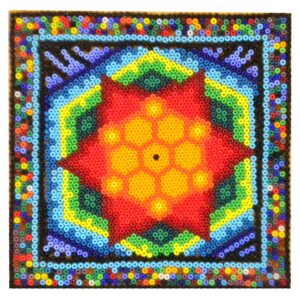 Pintura forrada de Chaquira com motivos da arte Wixarika