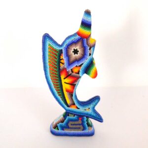Segelfisch mit Huichol-Kunstintervention