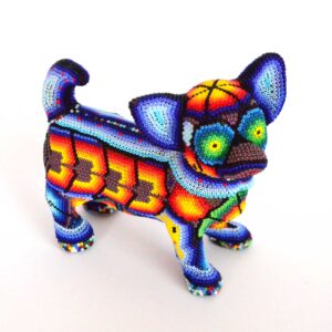 Chihuahua-Hund greift in die Huichol-Kunst ein