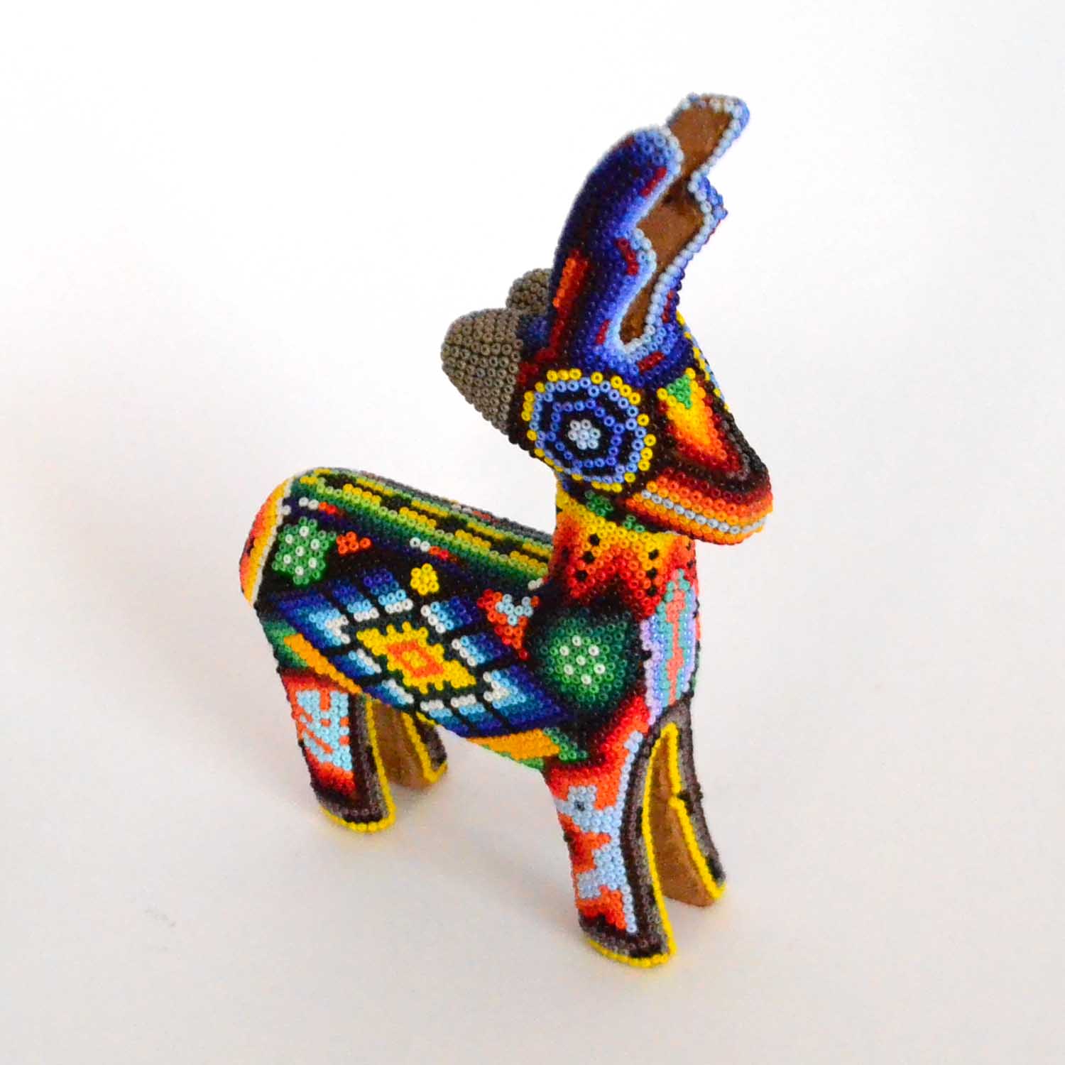 Venado intervenido con arte huichol