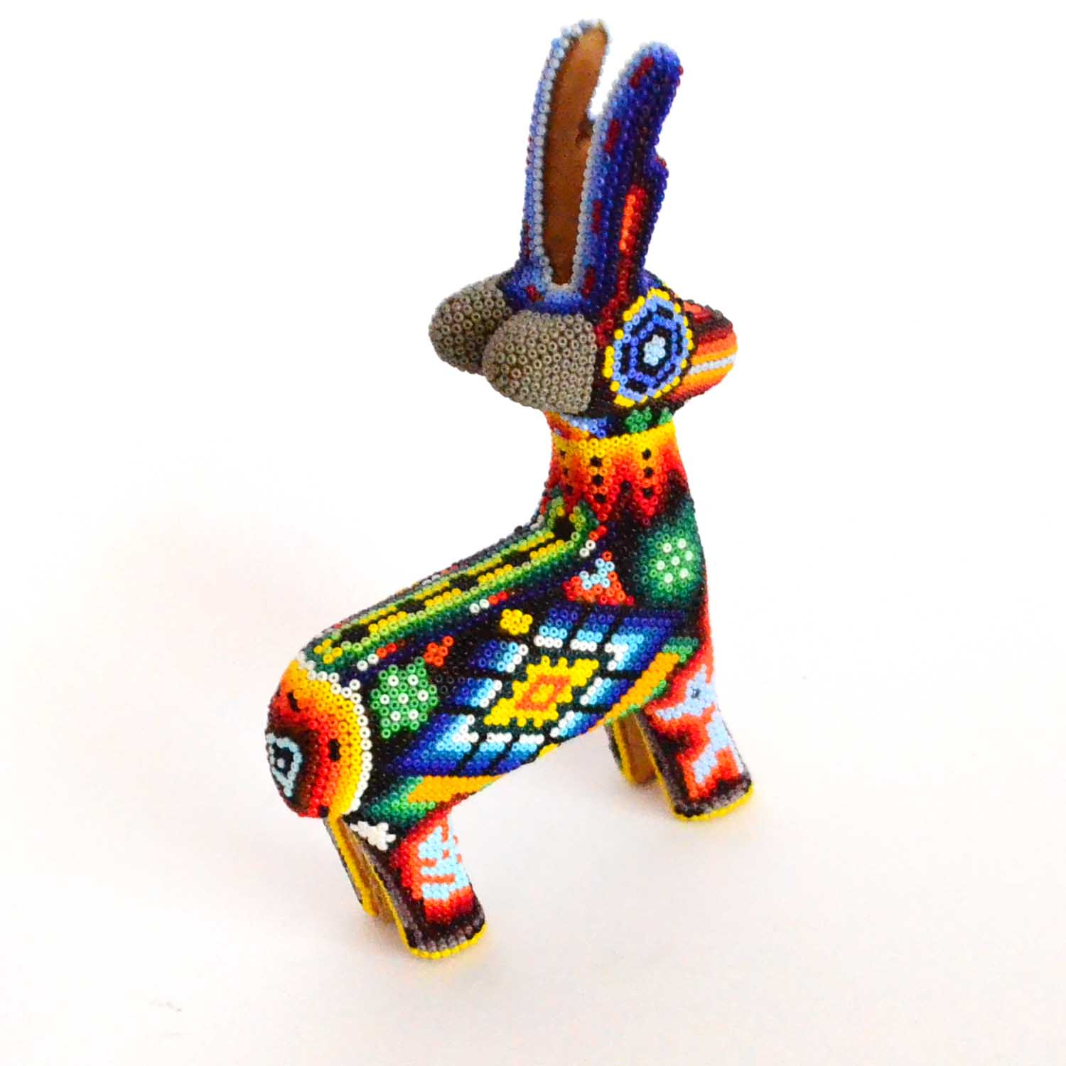 Venado intervenido con arte huichol