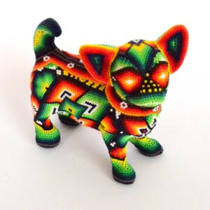 Un chiot chihuahua est intervenu dans l'art huichol