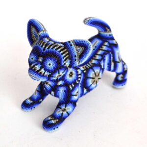 Chien chihuahua avec intervention artistique Huichol