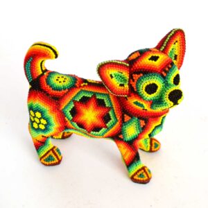 Chien chihuahua avec œuvre d'art Huichol