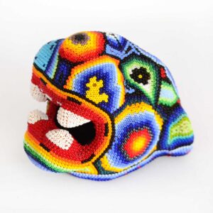 Cabeza de jaguar intervenida de arte huichol