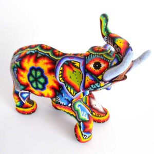 Elefant interveniert mit Huichol-Kunst aus Nayarit