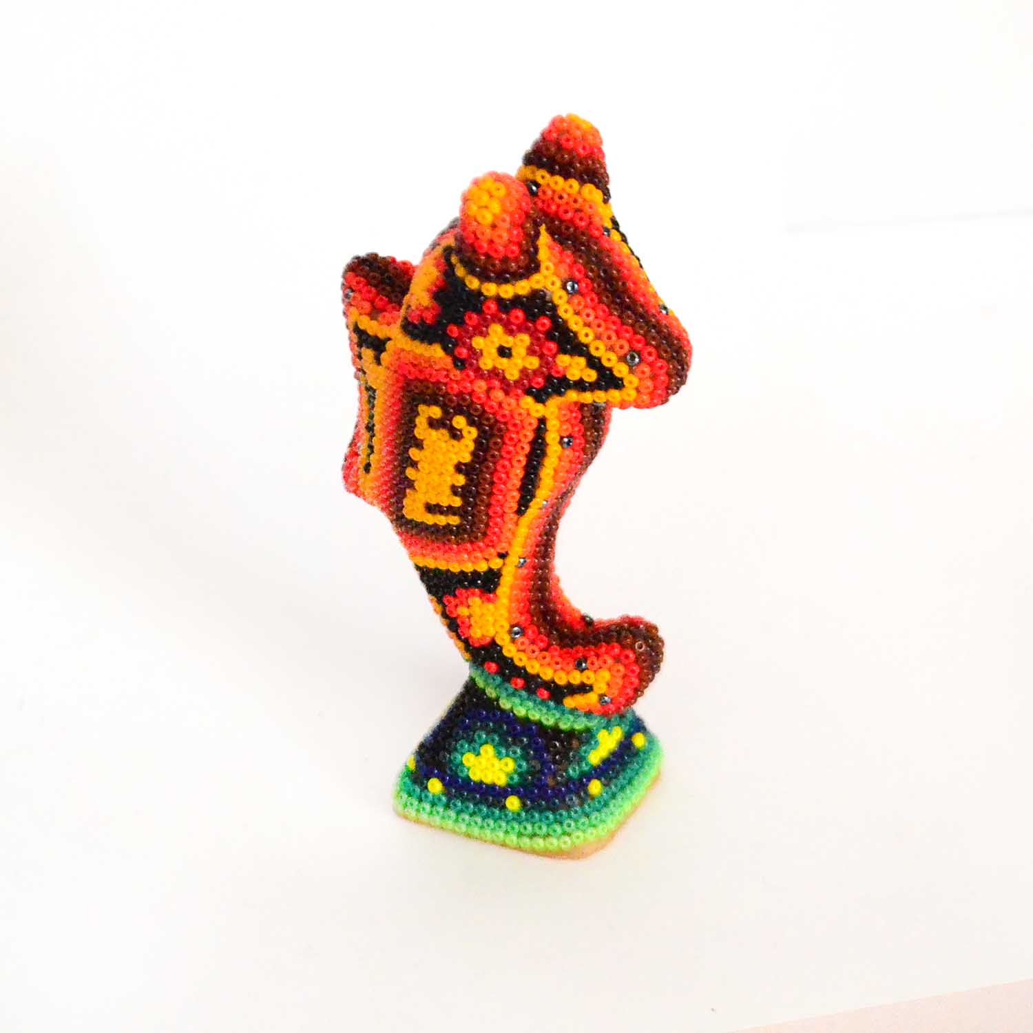 Cavalo marinho arte Huichol