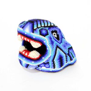 Cabeza de jaguar intervenida con arte huichol