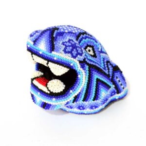 Jaguarkopf mit Huichol-Kunstwerk