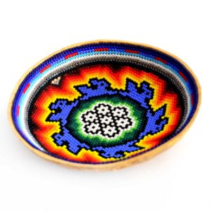 Jícara mit Huichol-Kunst