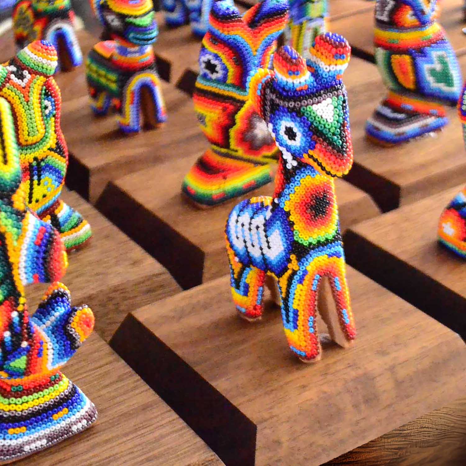 Huichol Arrte Münzsockelfiguren