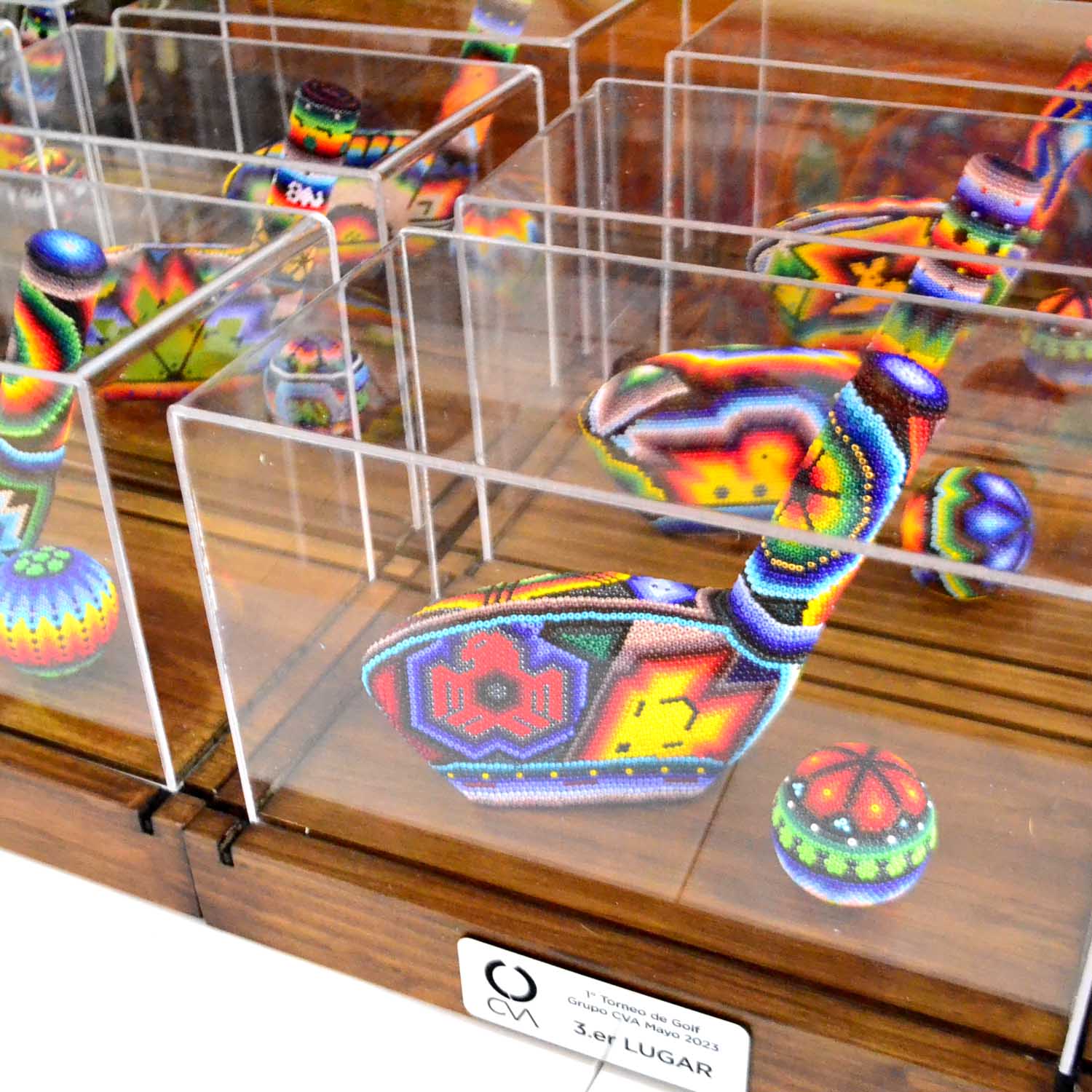 Golftrophäen mit Huichol-Kunstwerken