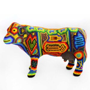 Kuh verziert mit Huichol-Kunst