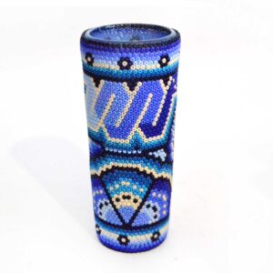 Copo de dose de tequila decorado com arte Huichol.