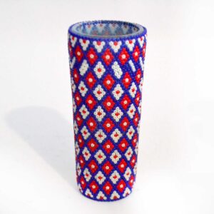Tequilero intervenido con arte huichol