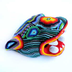 Cabeza de jaguar con Arte Huichol