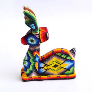 Liegender Hirsch in der Huichol-Kunst