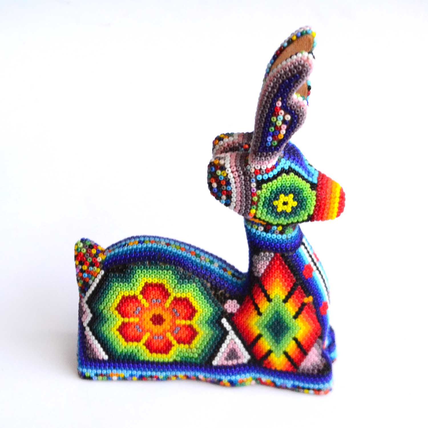 Venado hechado de arte huichol