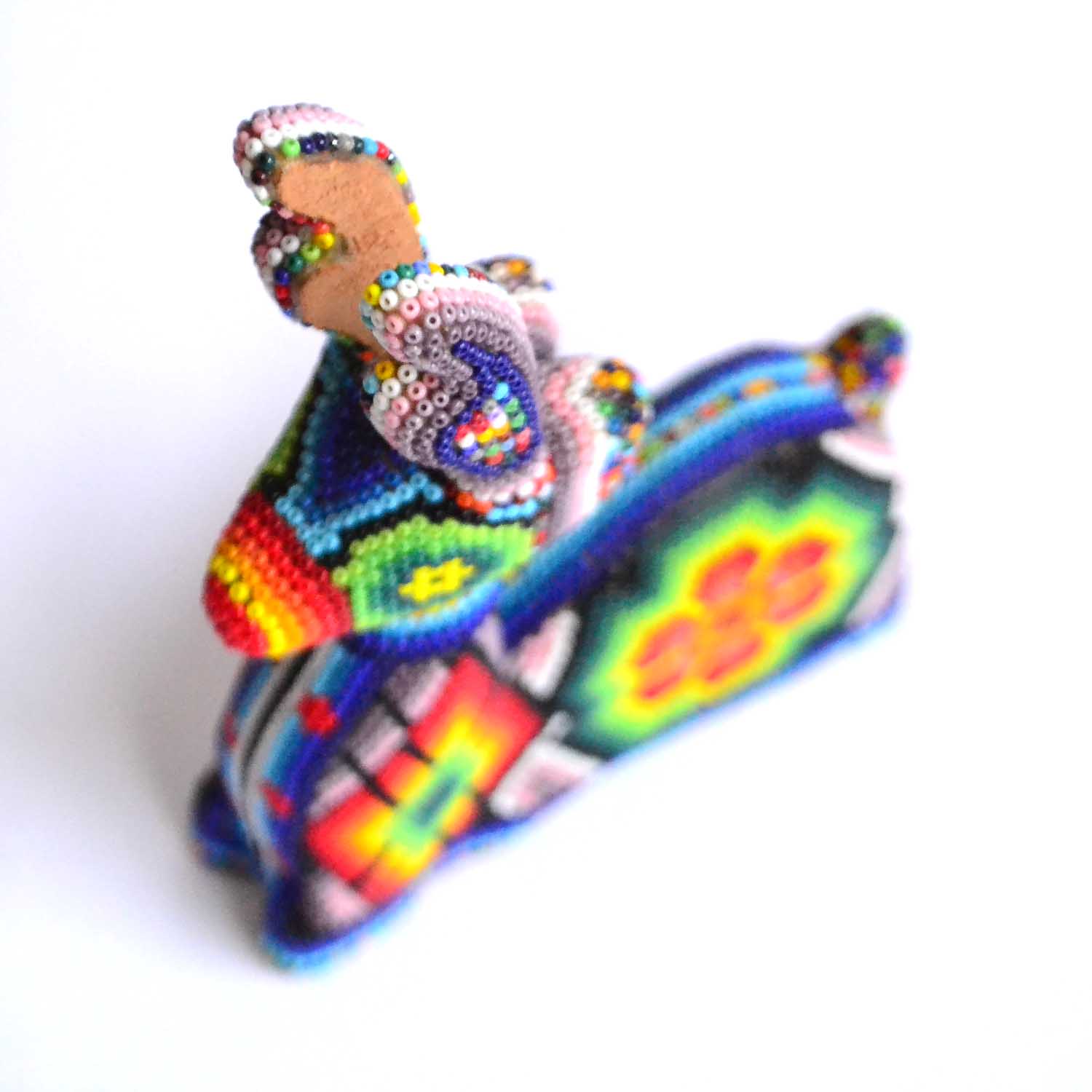 Venado hechado de arte huichol