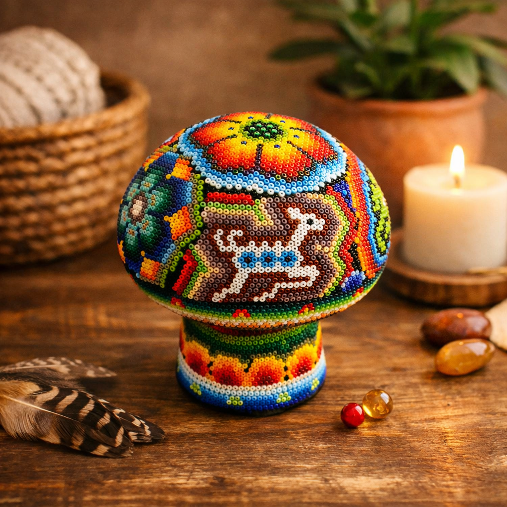 Pilz mit Huichol-Kunst