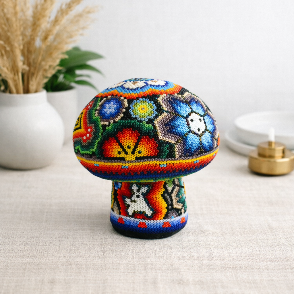 Pilz mit Huichol-Kunst